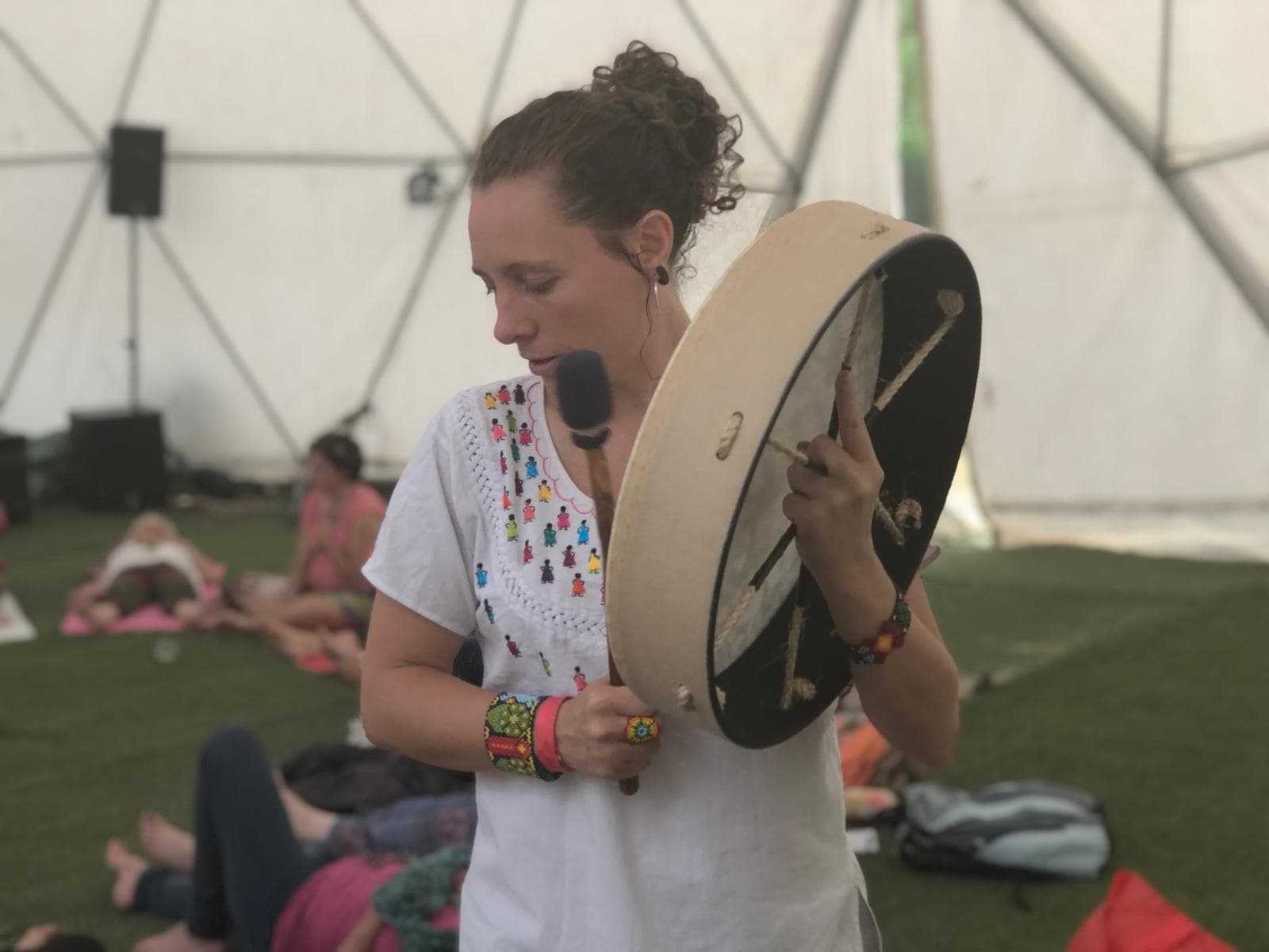 Marion Rebérat et son tambour sous la yourte