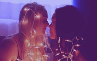 Découvrir son attirance pour une personne du même sexe, et l’assumer.