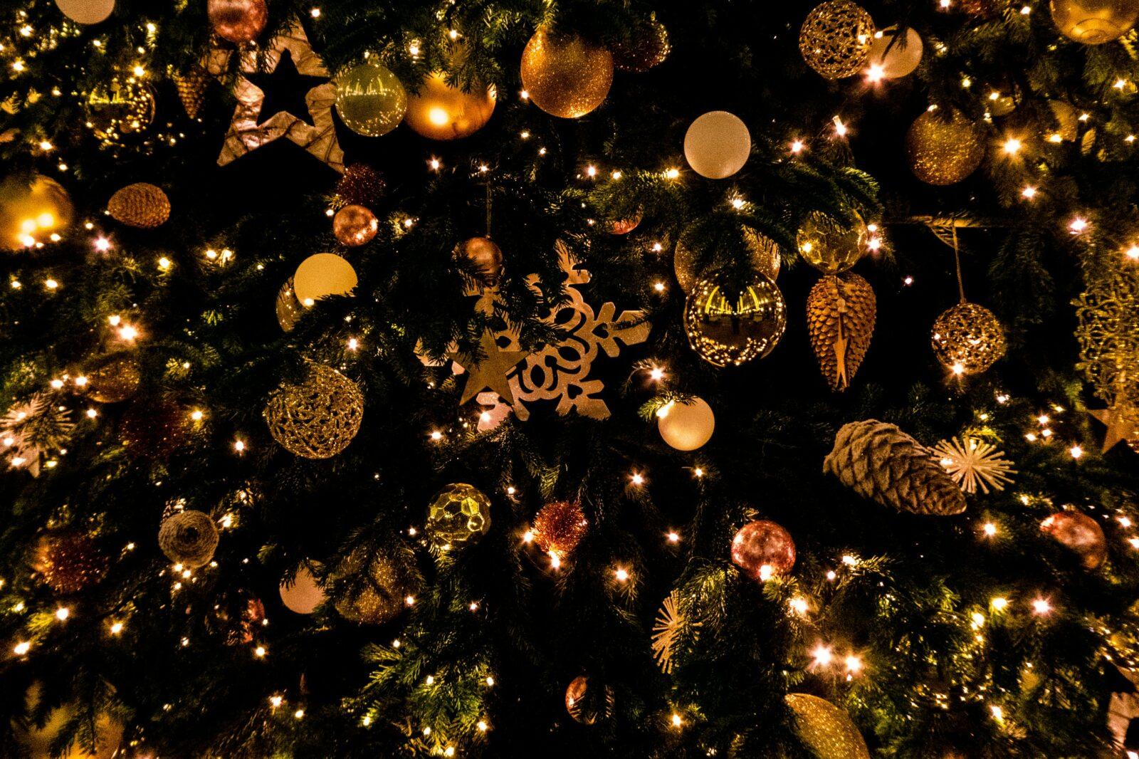 Repenser Noël sereinement : alternatives et conseils psy pour des fêtes apaisées
